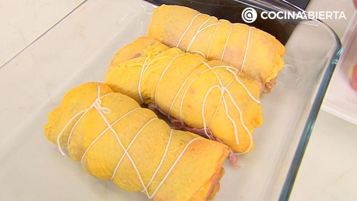 muslos de pollo al horno rellenos de jamon y pimientos receta karlos arguinano karl67590321 paso3