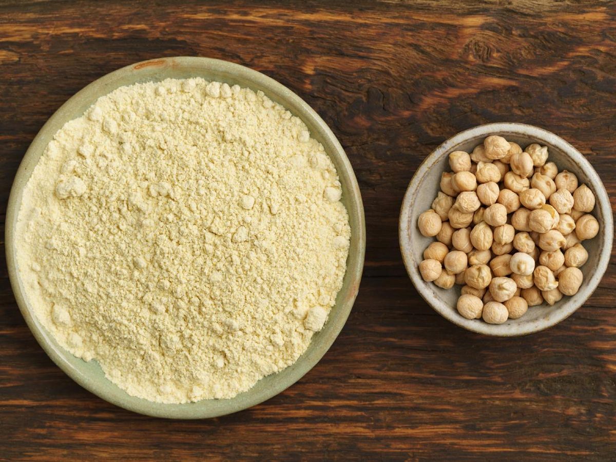 La harina de garbanzos es la base de numerosas recetas mediterráneas e indias