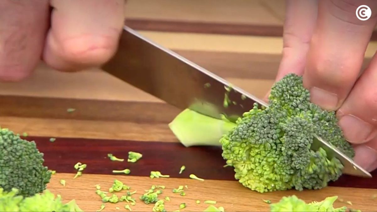 Cortar el brócoli tronco incluido