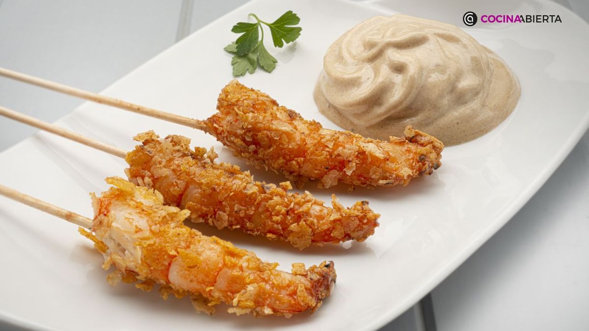 Langostinos crujientes con mahonesa de ajo negro y mostaza