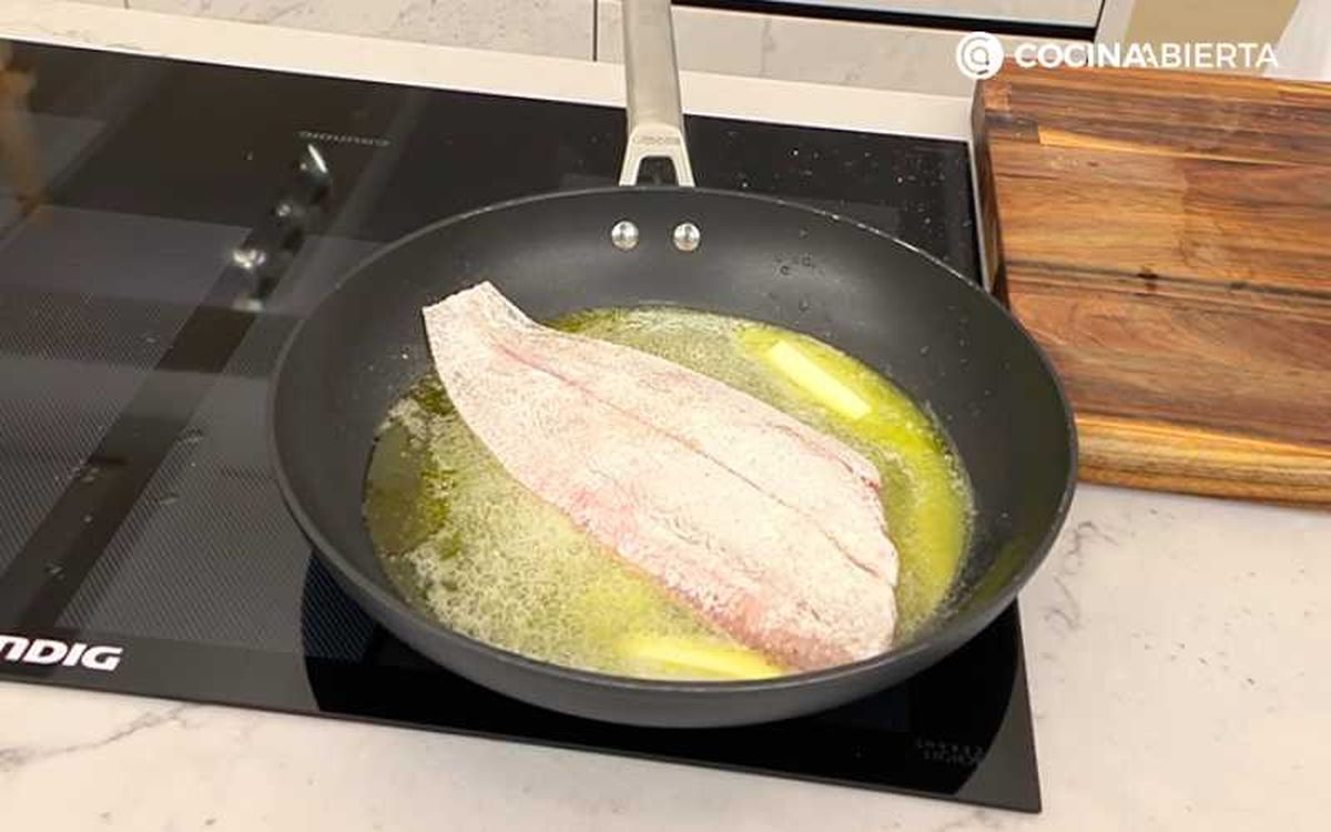Cocina los filetes durante 3-4 minutos por cada lado