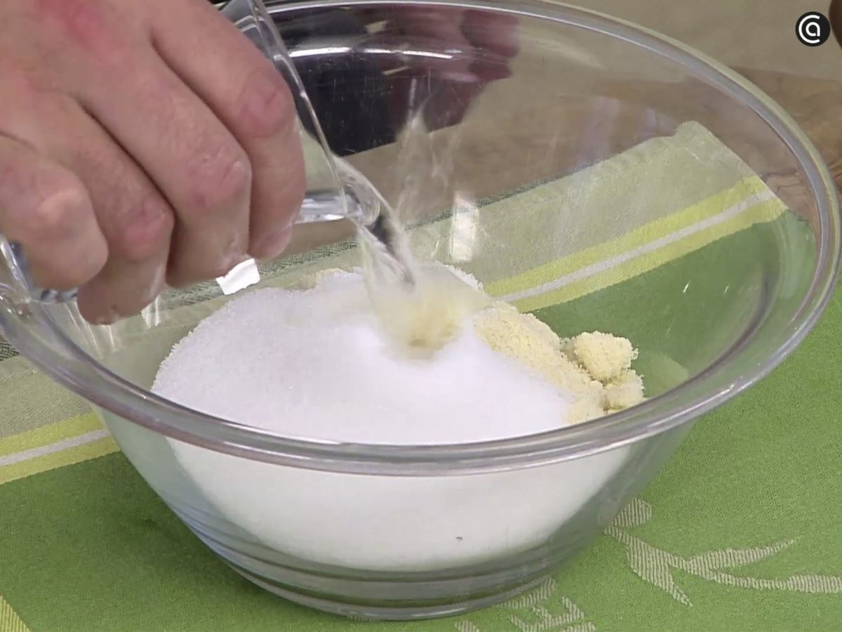 Pon en un bol los ingredientes del relleno y bátelos
