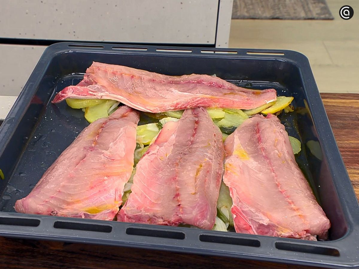 Prepara el chicharro junto a las patatas en una bandeja de horno