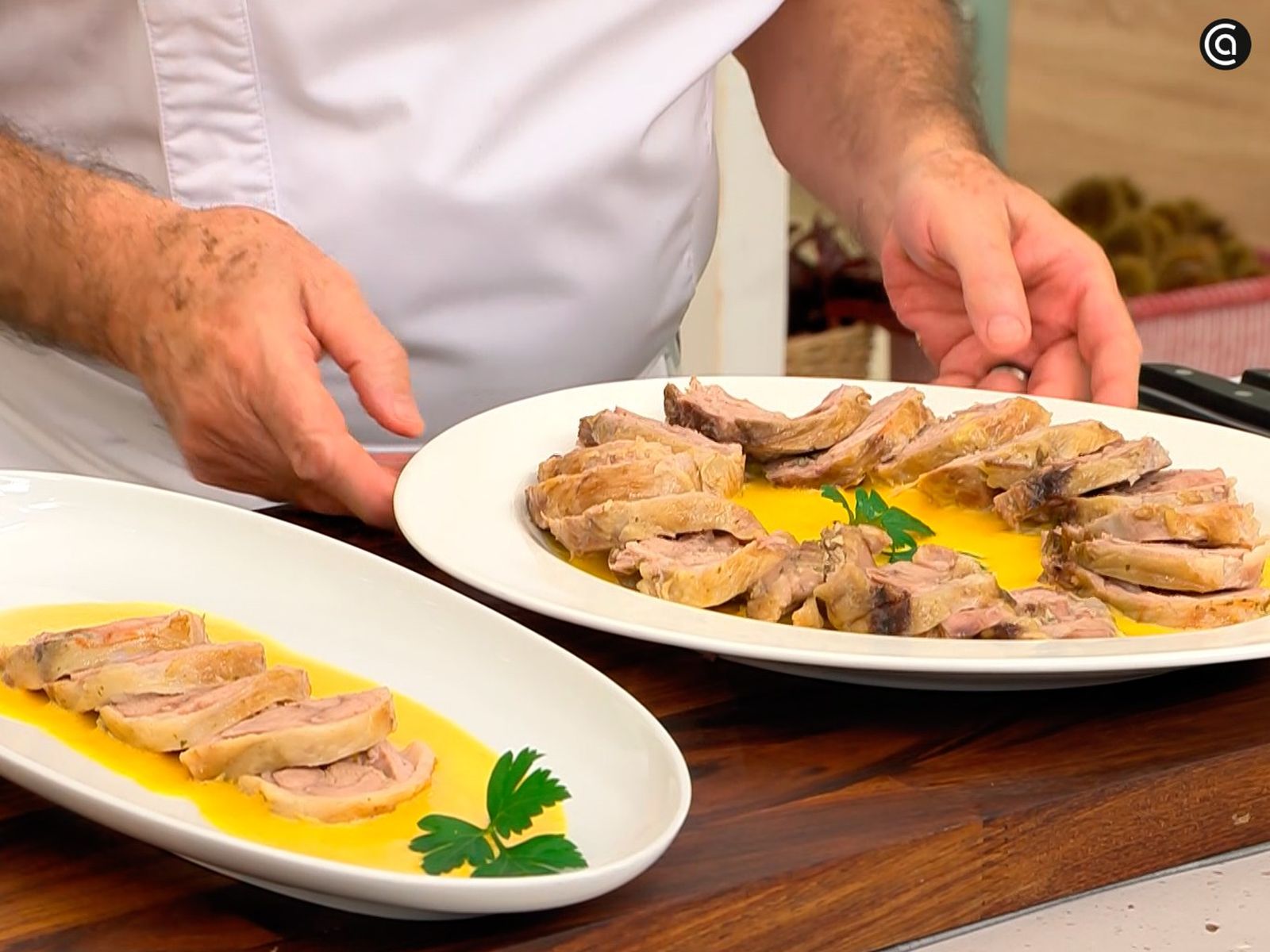 Coloca las rodajas de ternasco en el plato y acompaña con la salsa de zanahorias