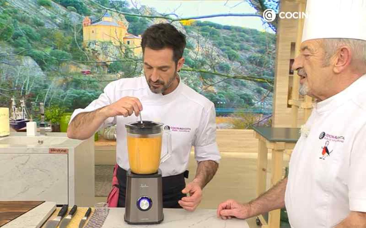 Incorpora aceite a la salsa romesco