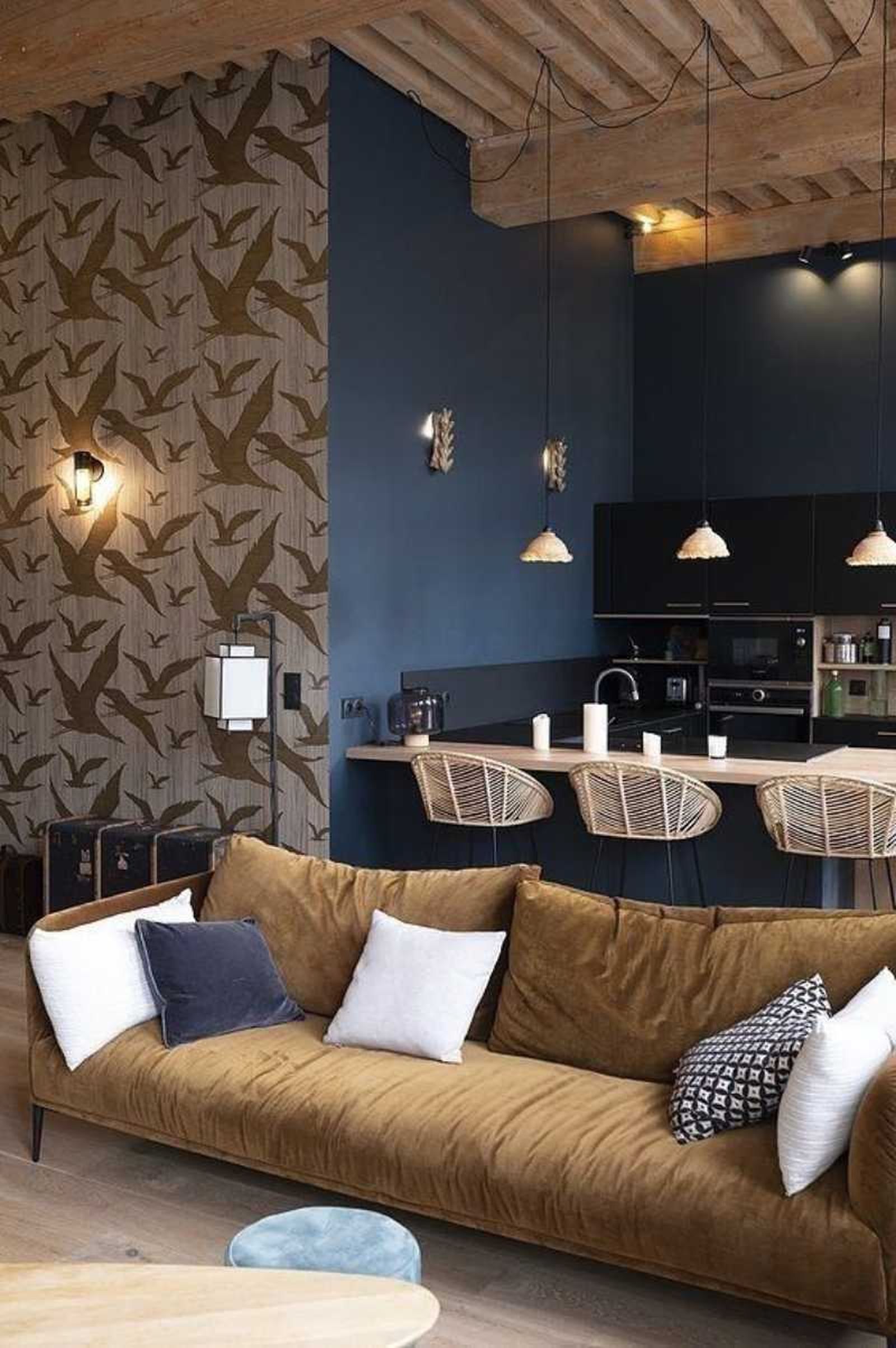 Cocina abierta al salón decorada en azul y Mocha Mousse. Cocina abierta al salón decorada en azul y Mocha Mousse.