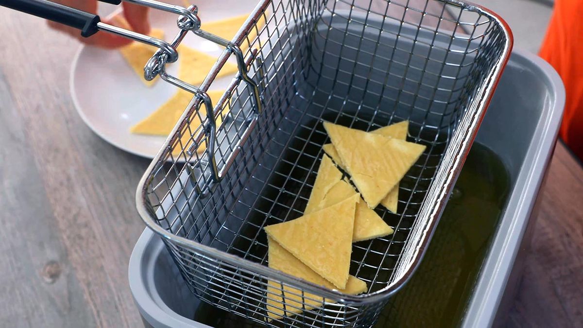 Receta de totopos caseros con guacamole  paso 6