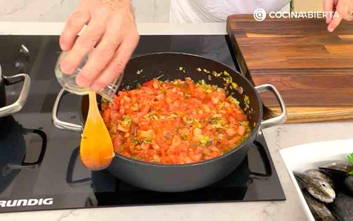 Agrega el vino a la fritada