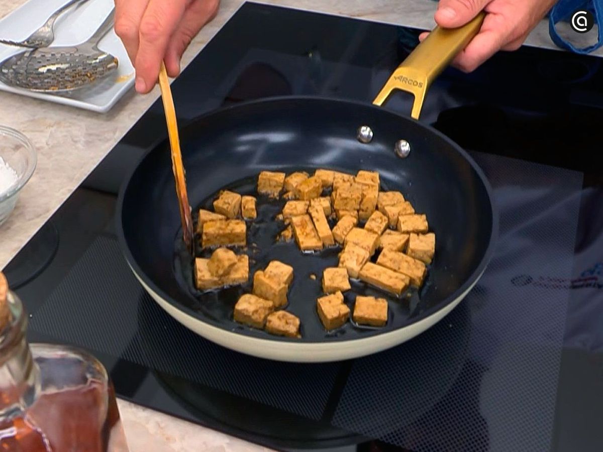 Dorar el tofu para el pad thai de langostinos