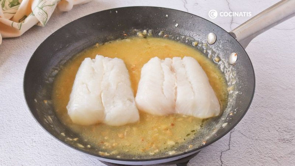 Cocinamos los lomos de merluza en la salsa