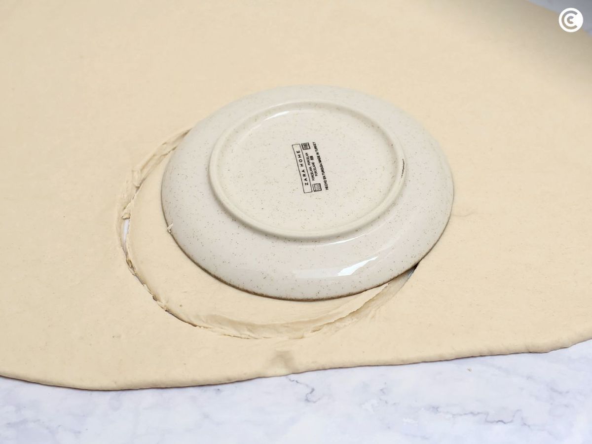 Cortar la masa de los panzerotti en discos