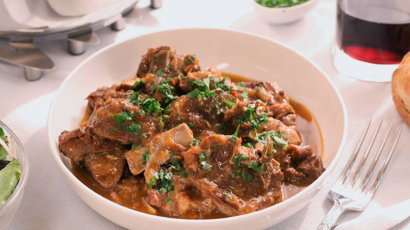 Disfruta de un delicioso cordero guisado, tierno y lleno de sabor