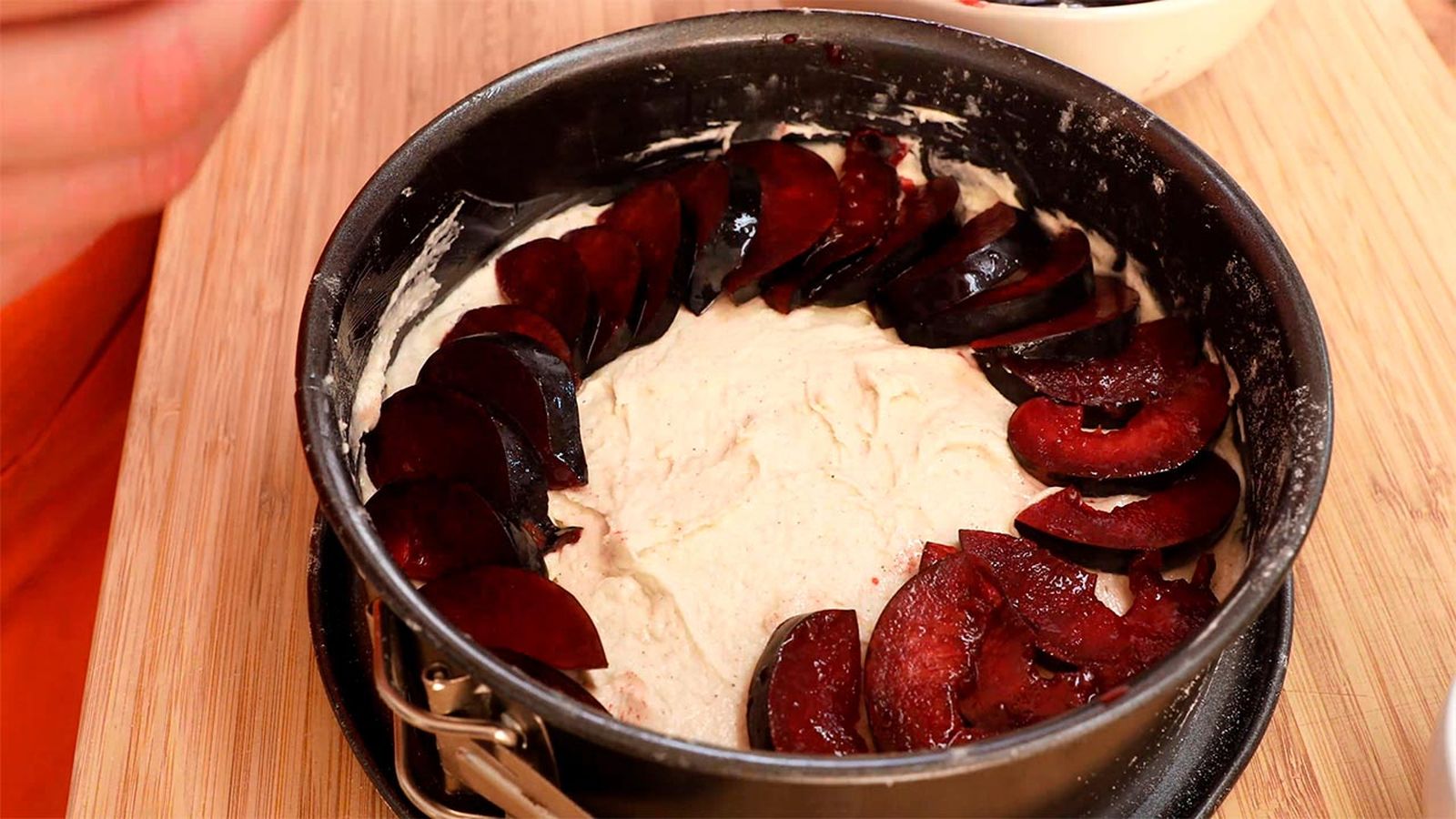 Coloca las ciruelas encima de la masa Tarta de ciruelas, un postre fácil al horno paso 5