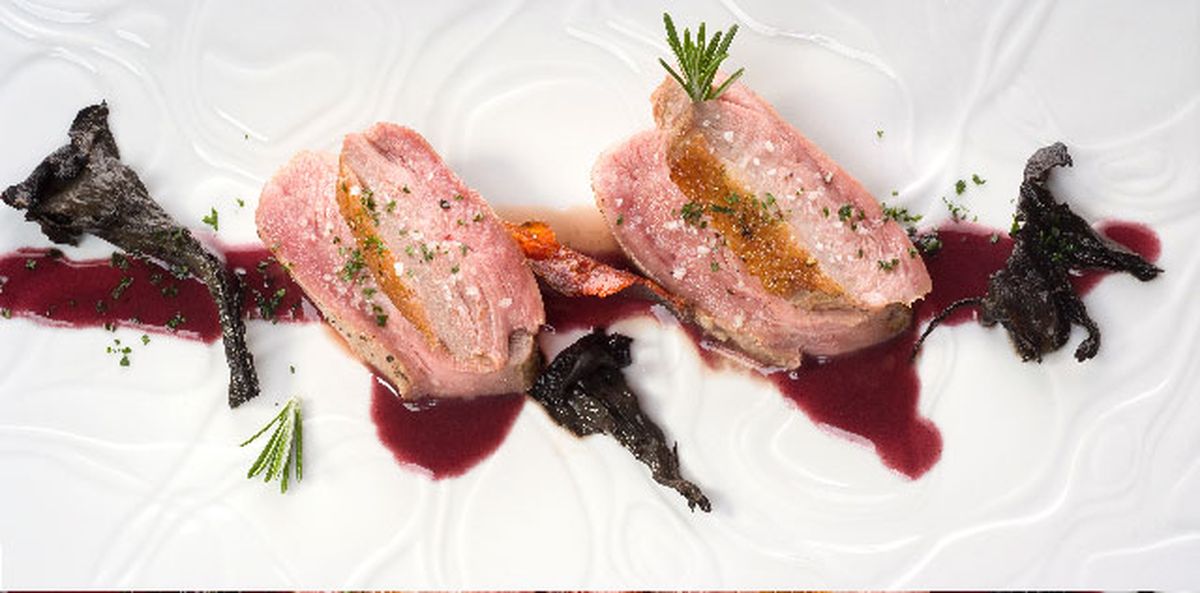 Magret de pato con salsa de vino tinto