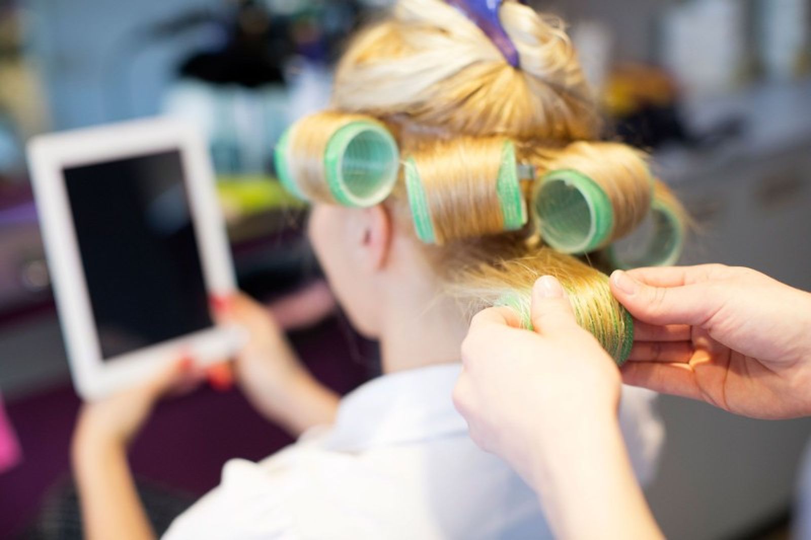 Puedes usar rulos para definir los rizos de tu pelo Puedes usar rulos para definir los rizos de tu pelo