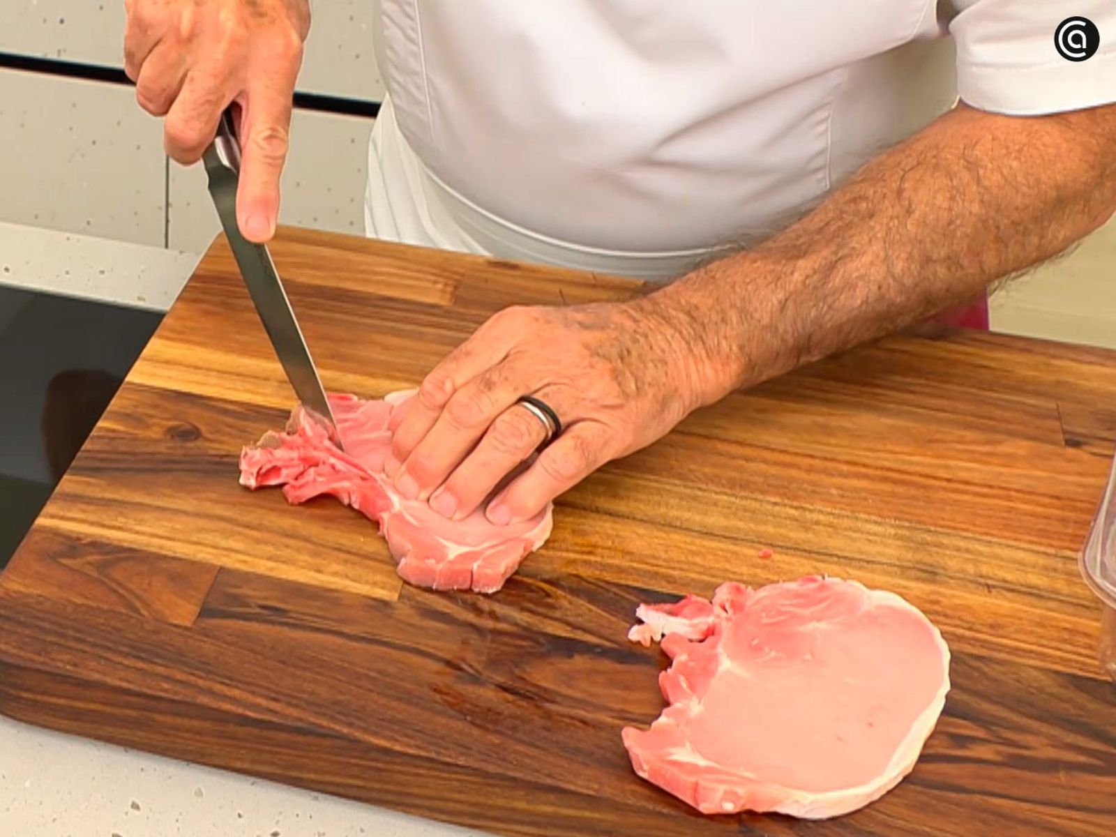 Retira el hueso de las chuletas de lomo antes de cubrirlas con la bechamel