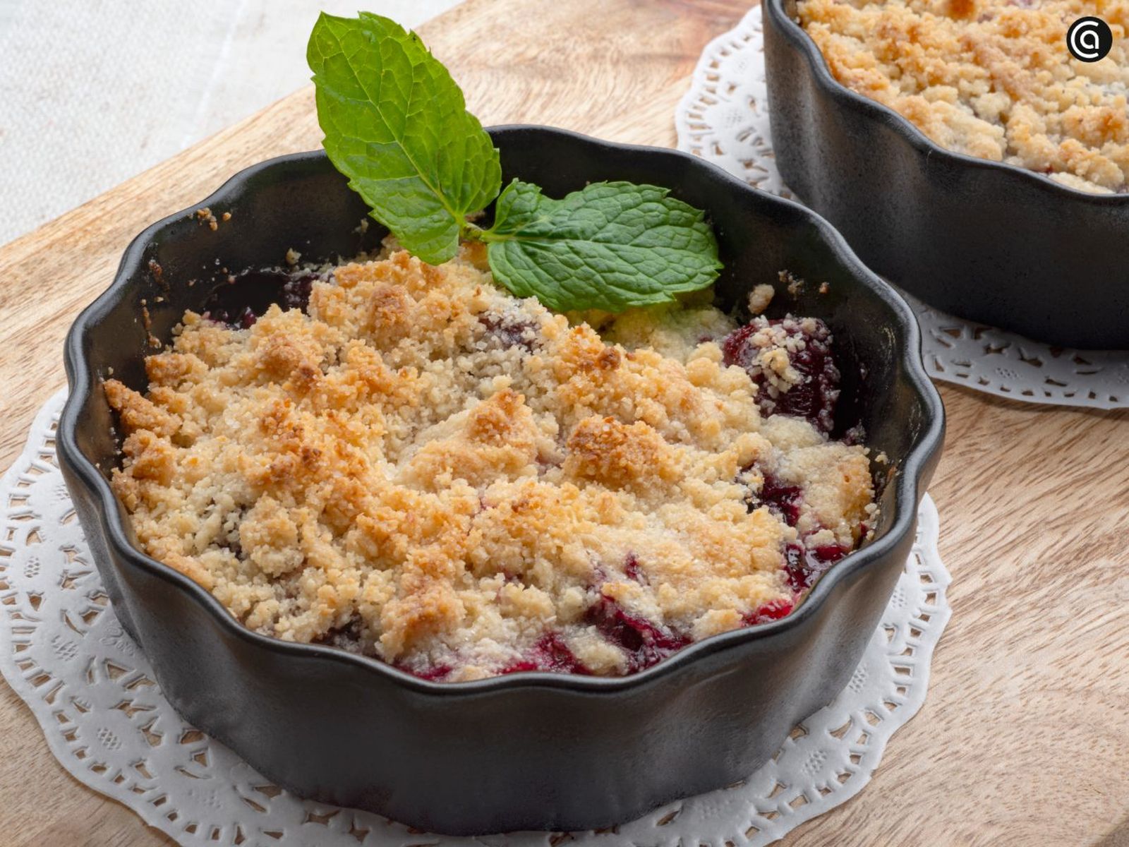Crumble de cerezas, postre casero crujiente y muy jugoso