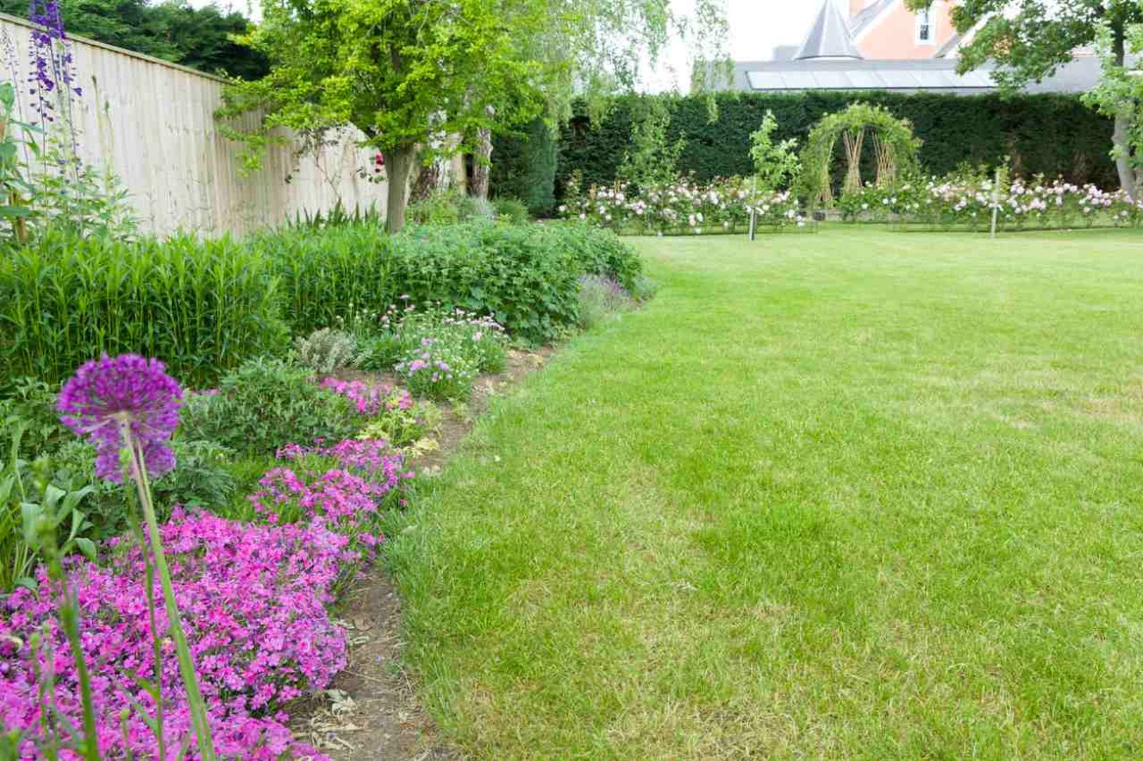 Un jardín de lluvia filtra agua y reduce inundaciones.