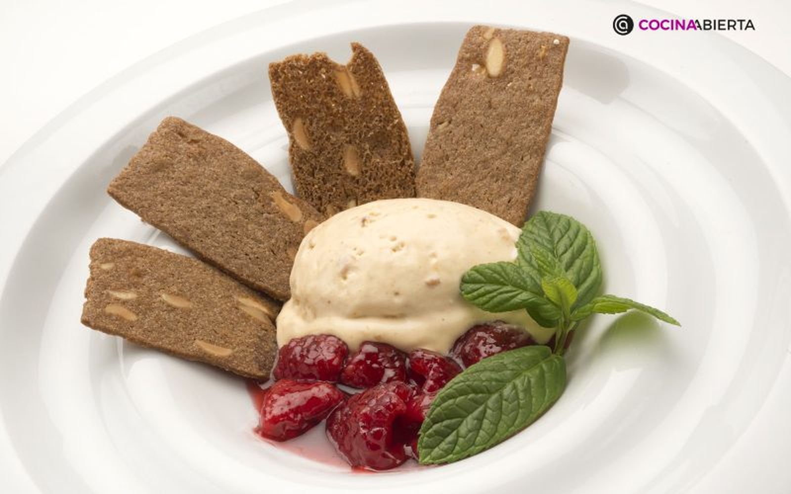 Combinamos los sabores del verano y del invierno en este helado de turrón Combinamos los sabores del verano y del invierno en este helado de turrón