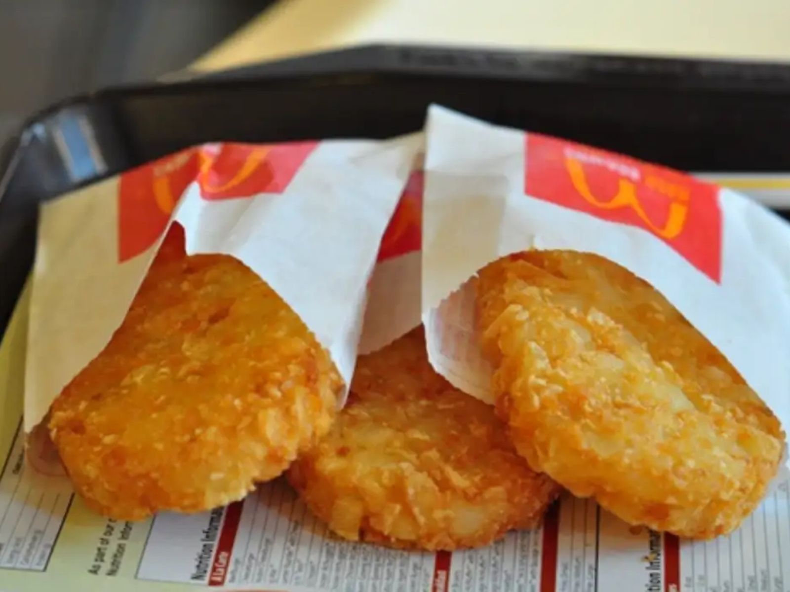 Las hash browns son tortitas de patata rallada y frita, conocidas por su textura crujiente y su sabor neutro.
