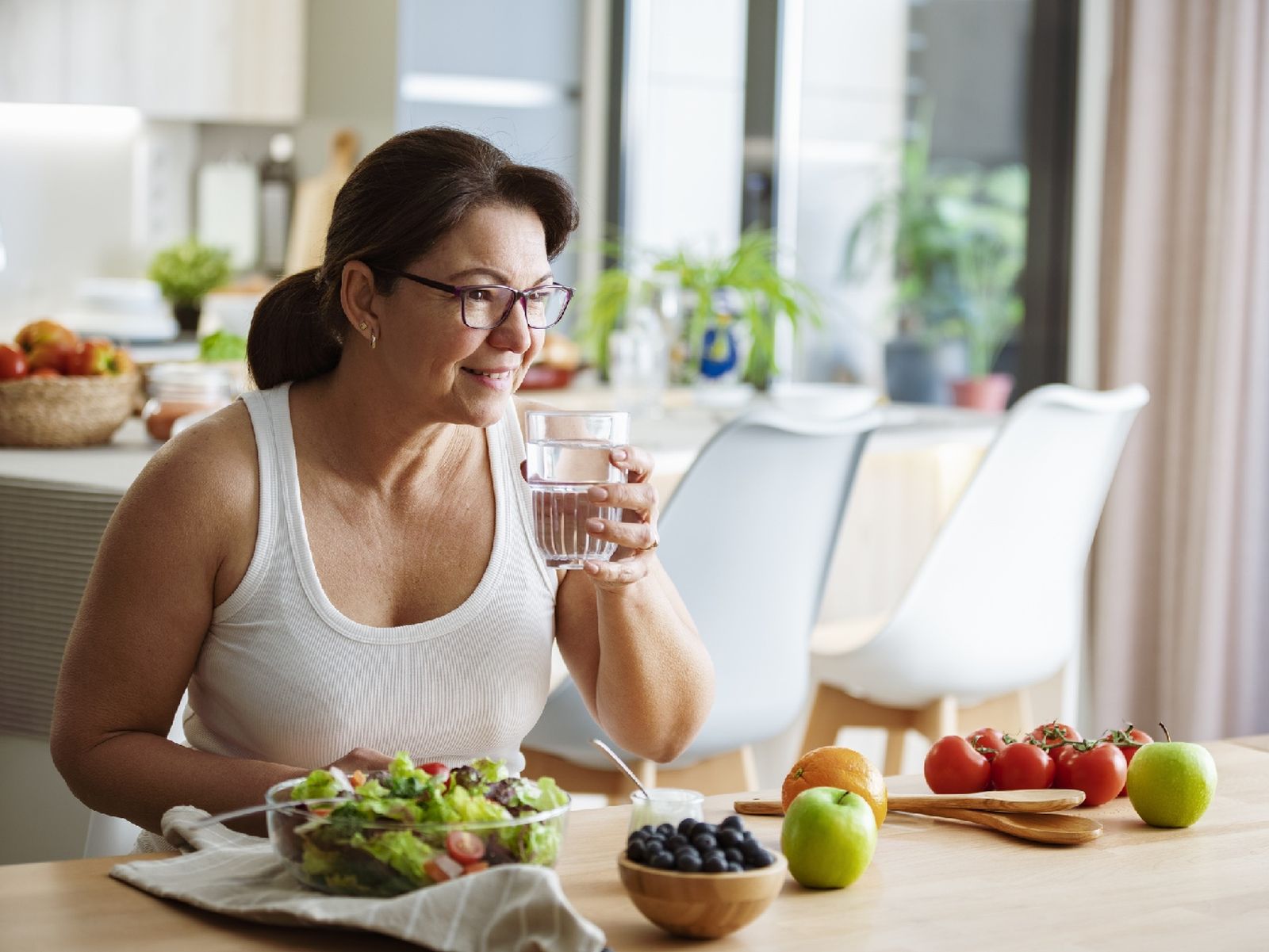 El agua también se encuentra en muchos de los alimentos que ingerimos El agua también se encuentra en muchos de los alimentos que ingerimos