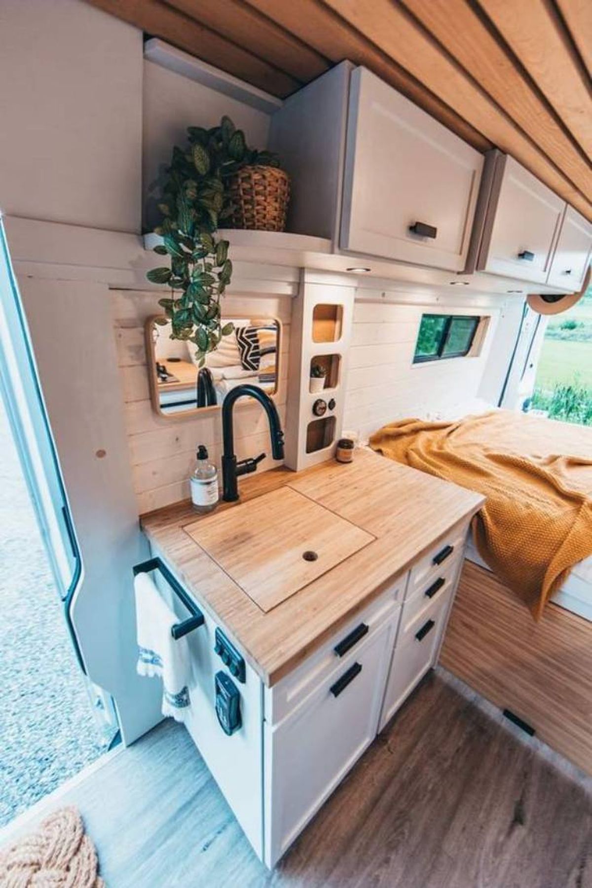 Estanterías verticales para decorar furgoneta camper