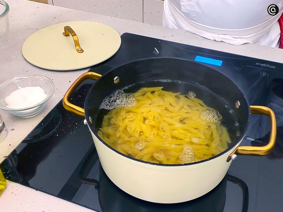 Cuece la pasta, escúrrela y resérvala