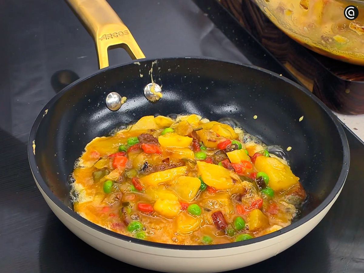 Cuaja la tortilla paisana en la sartén