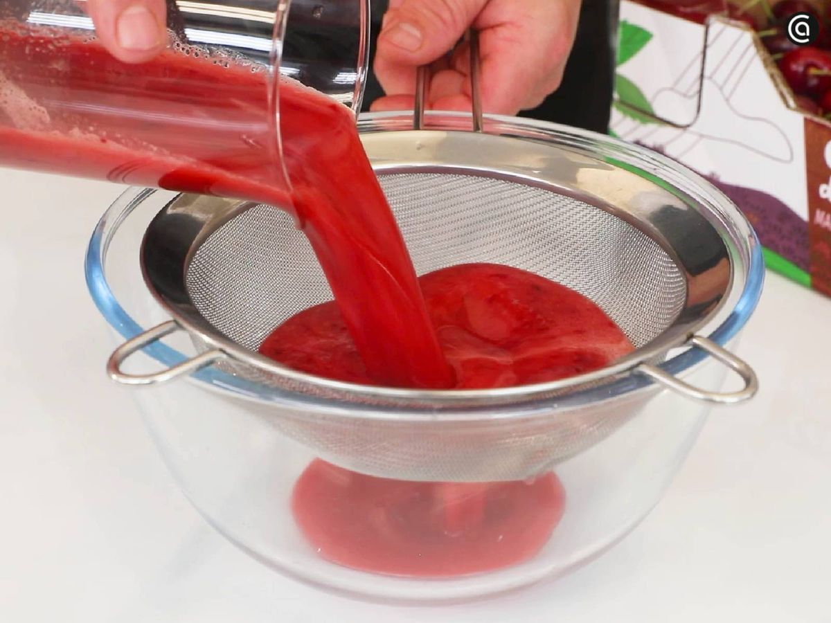 Cuela la mezcla de cerezas y almíbar
