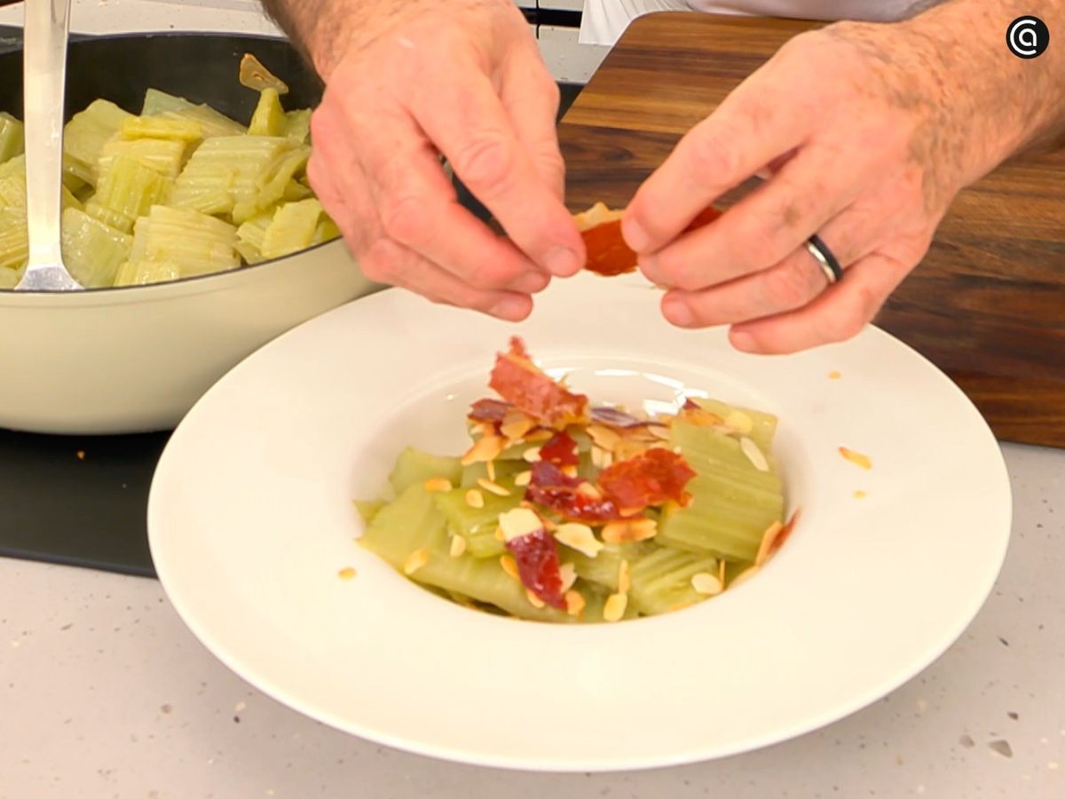 Sirve el cardo acompañado de almendras laminadas y jamón crujiente