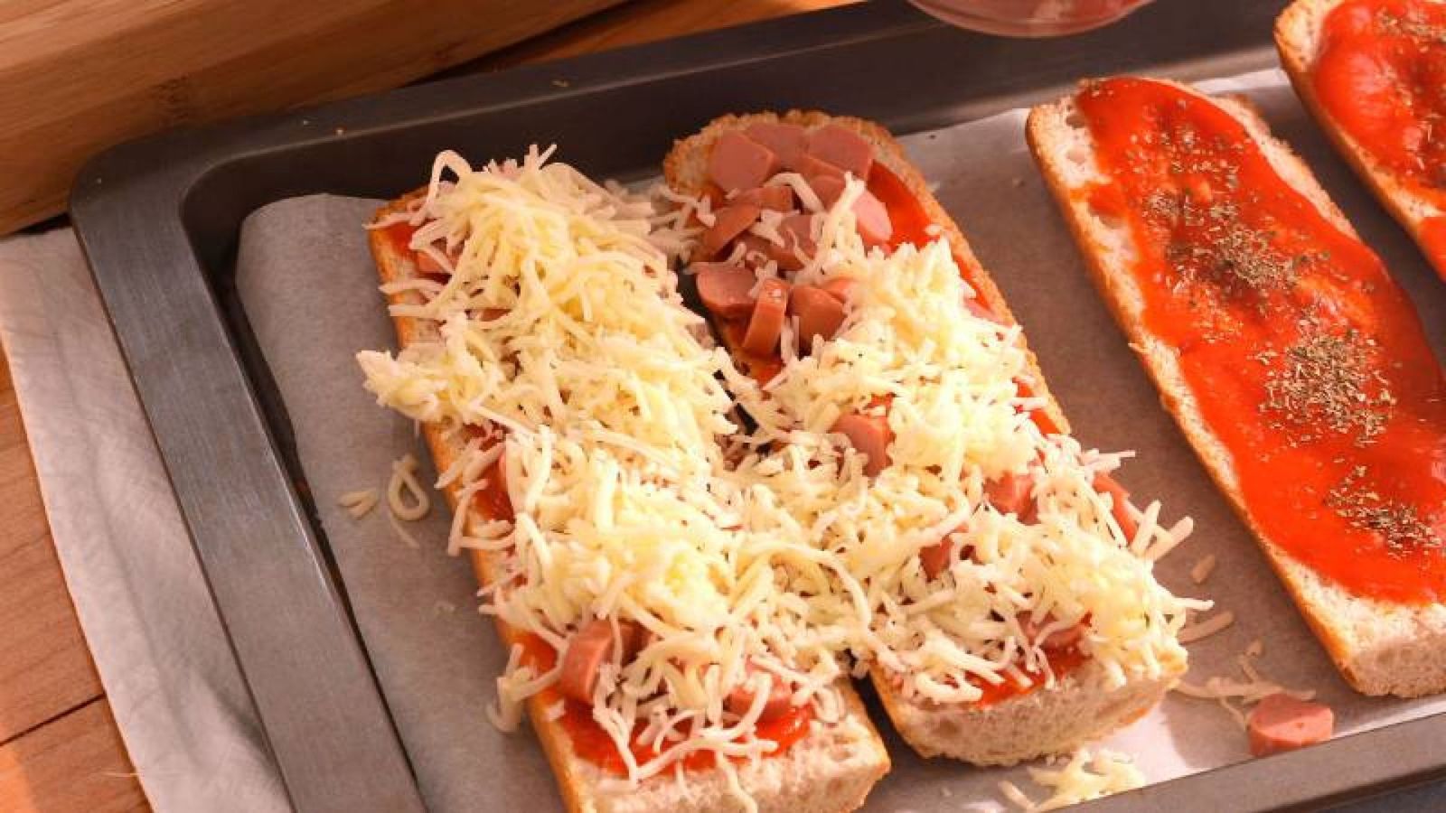 Agrega salchichas troceadas y queso mozzarella para el relleno Agrega salchichas troceadas y queso mozzarella para el relleno