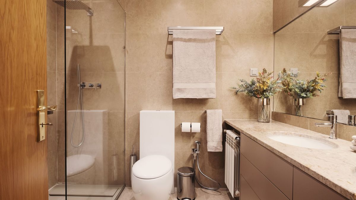 Un baño despejado se siente más fresco