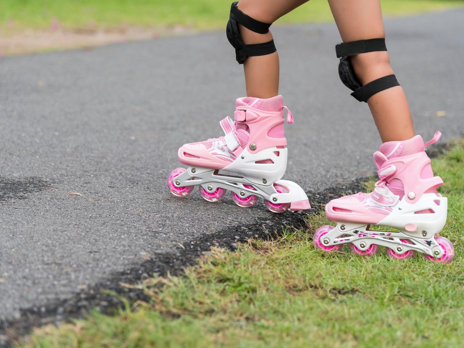 La hierba mancha mucho las ruedas de los patines.