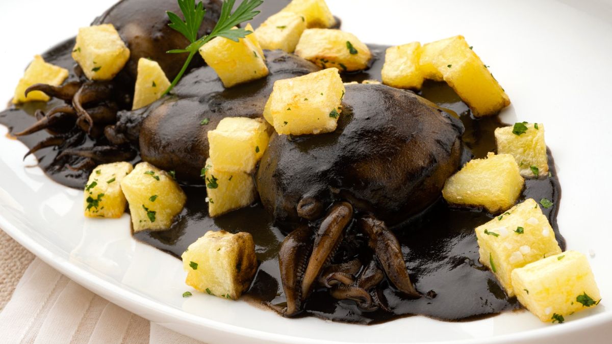Aprende a preparar sepia en su tinta con patatas fritas con la receta fácil de Karlos Arguiñano