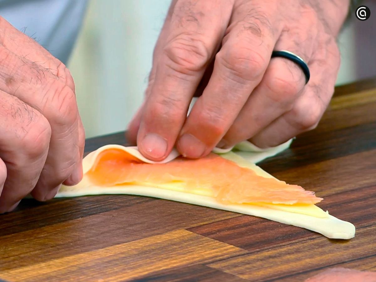 Enrolla el hojaldre sobre el relleno para hacer los mini cruasanes