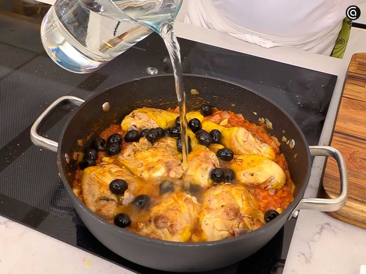Incorpora el pollo, las aceitunas y cubre con agua