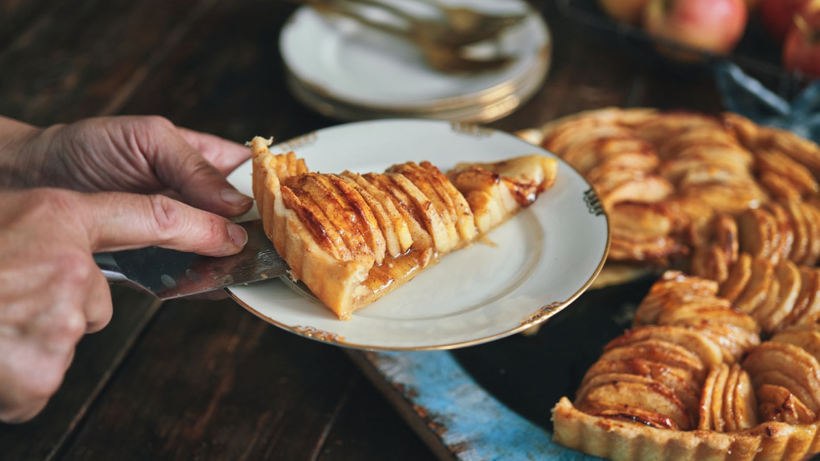 Una porción de tarta de manzana recién horneada, con su brillo dorado y aroma a canela, ese momento que siempre anuncia que el otoño ha llegado a casa.