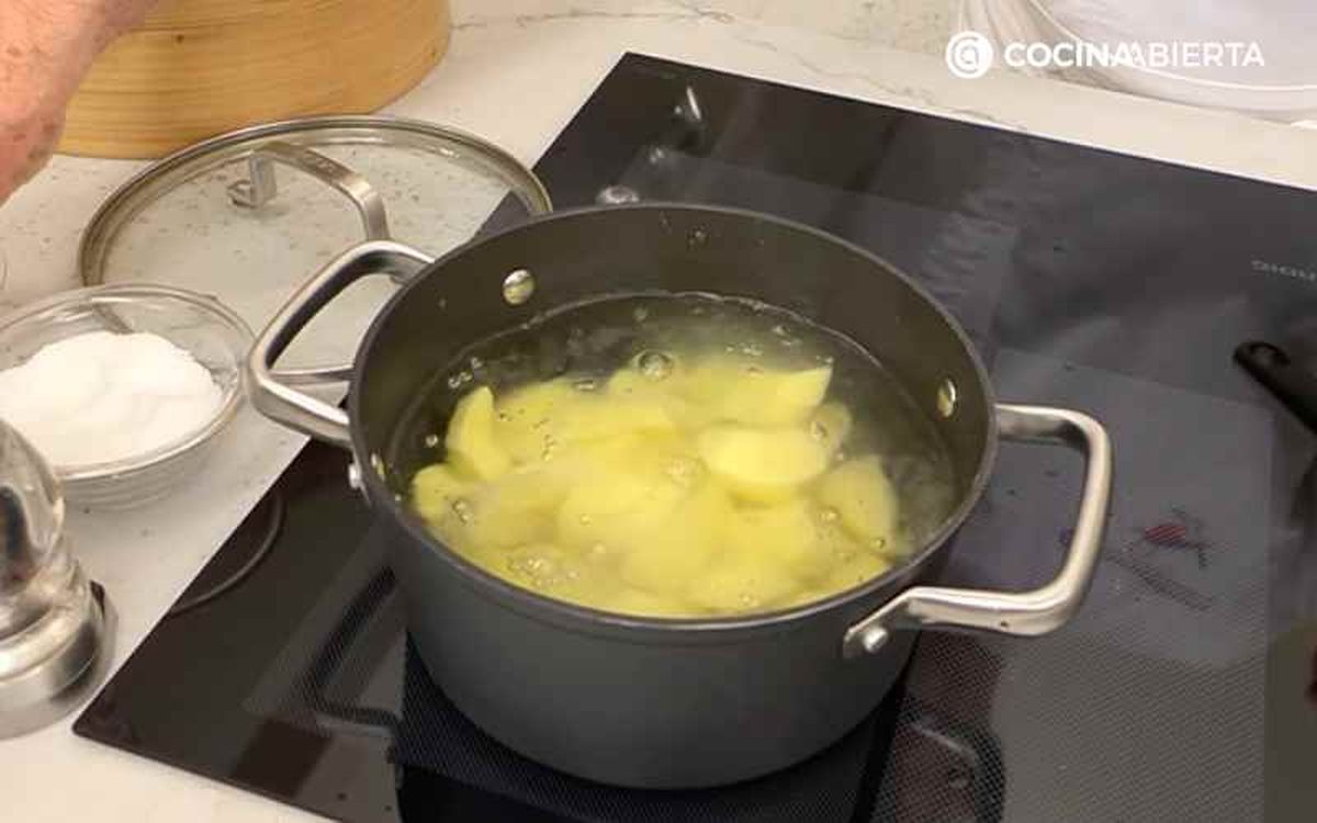Cuece las patatas
