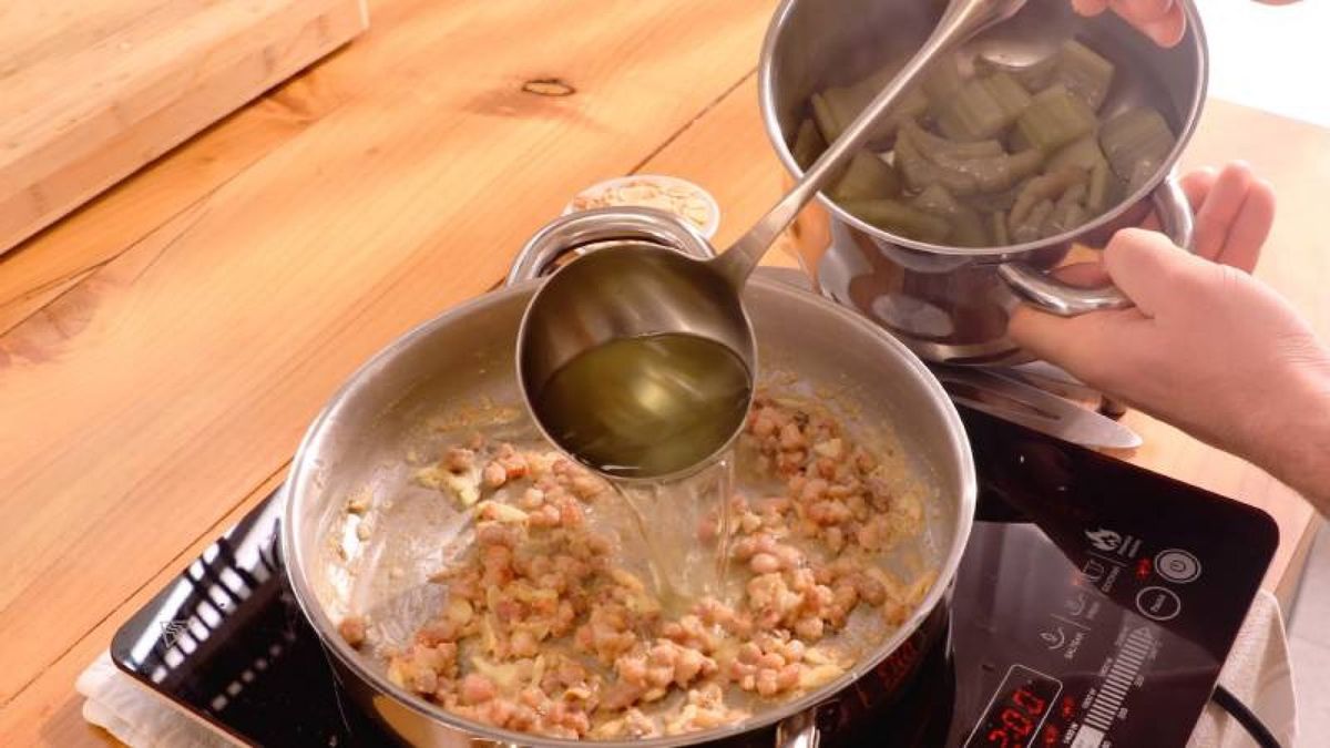 Añadir caldo a la mezcla de jamón y cardos ayuda a integrar todos los sabores