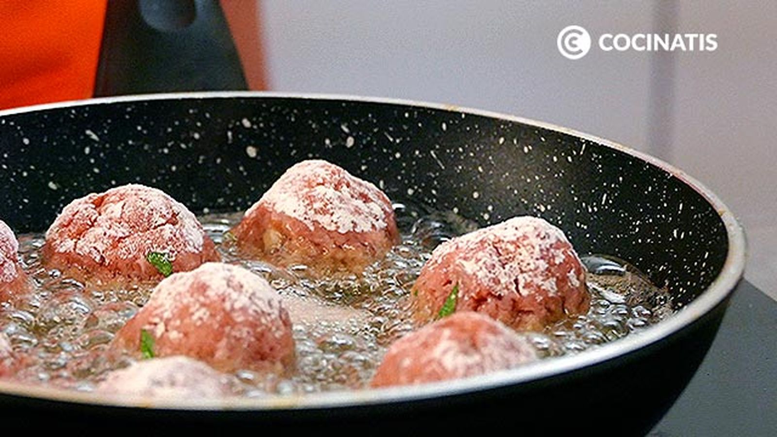 Dora las albóndigas sin llegar a cocinarlas completamente Receta de albóndigas con salsa de tomate paso 4