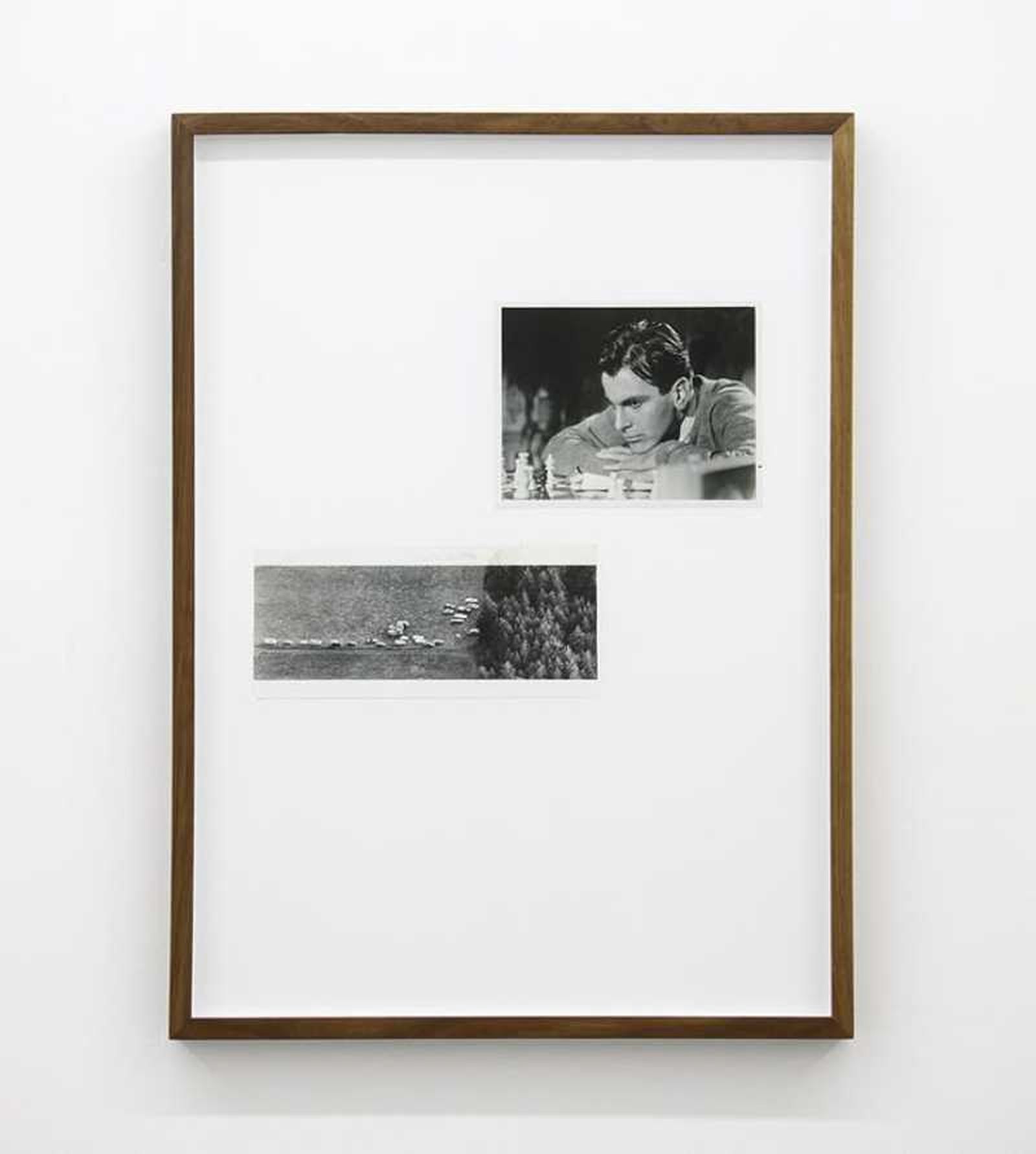 Fotos enmarcadas en blanco y negro de forma asimétrica.