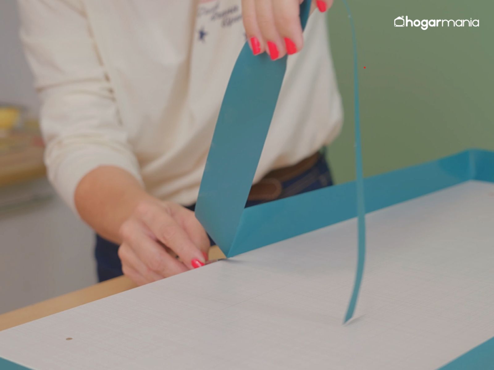 Recortar el exceso de vinilo y recolocar los tiradores o bisagras con cuidado.