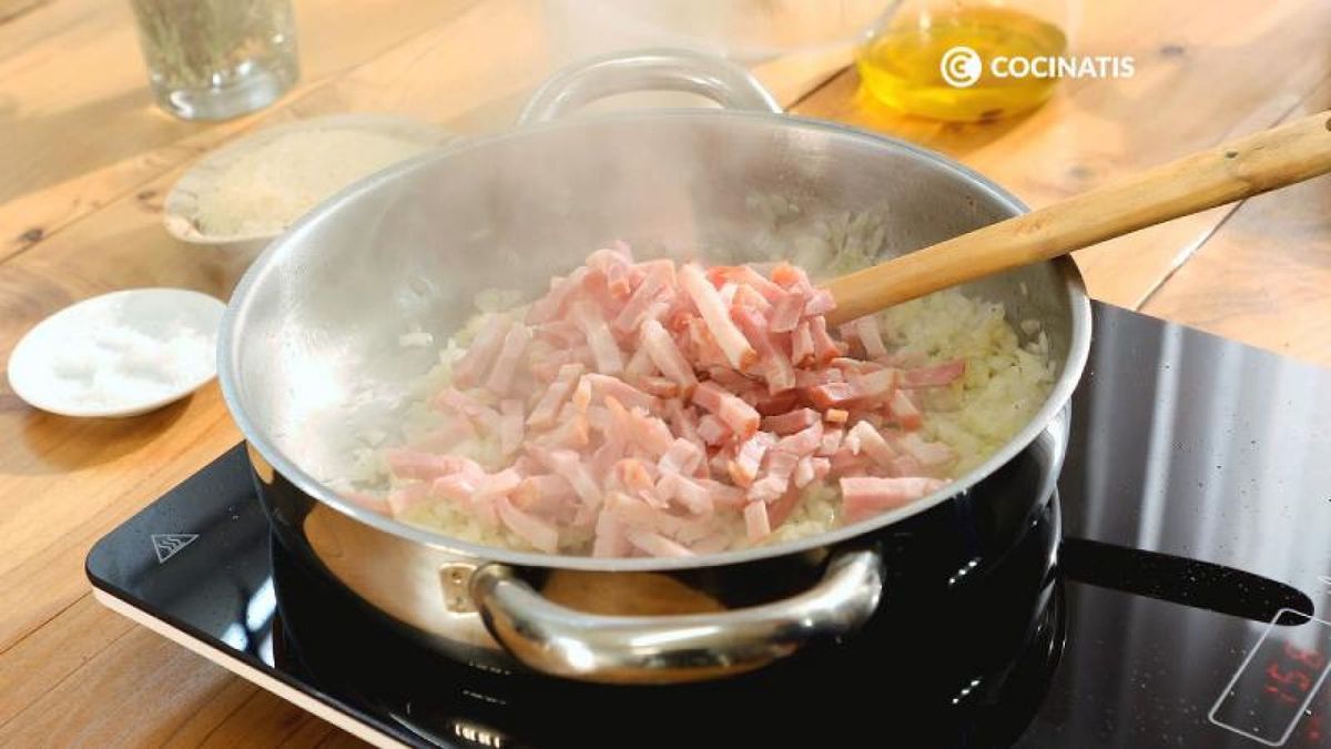 Cocina el bacon y la cebolla