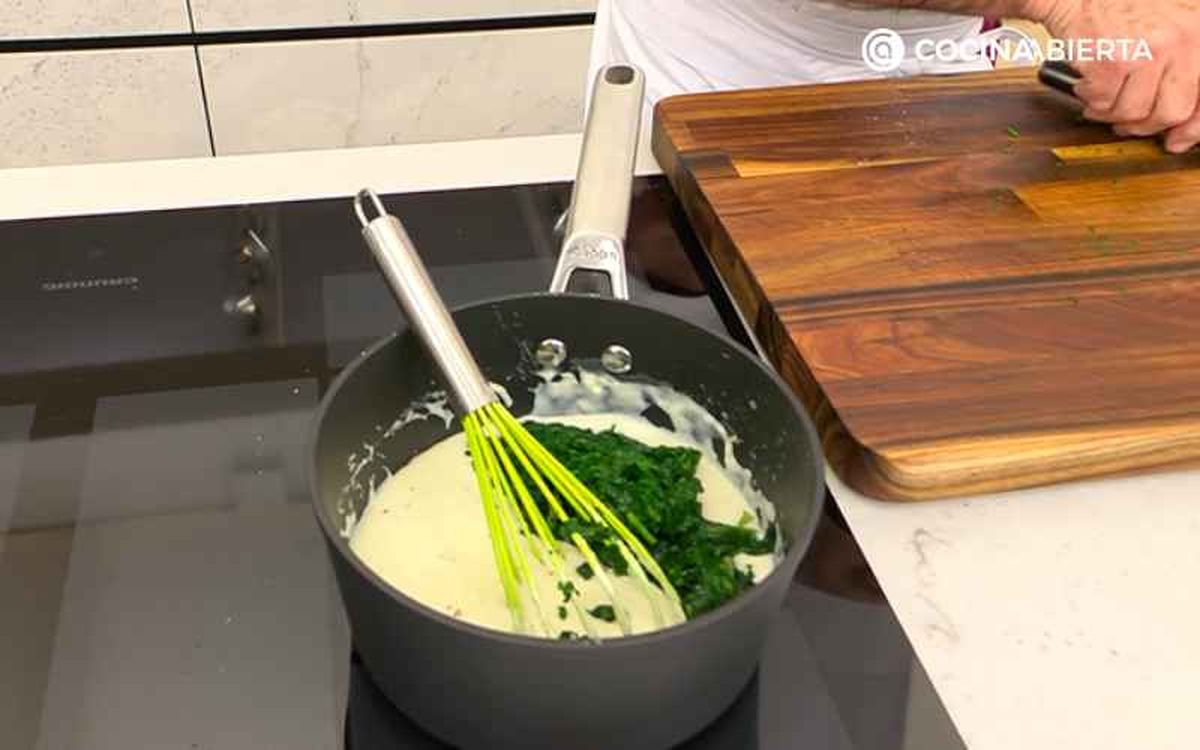 Mezcla la bechamel con las espinacas