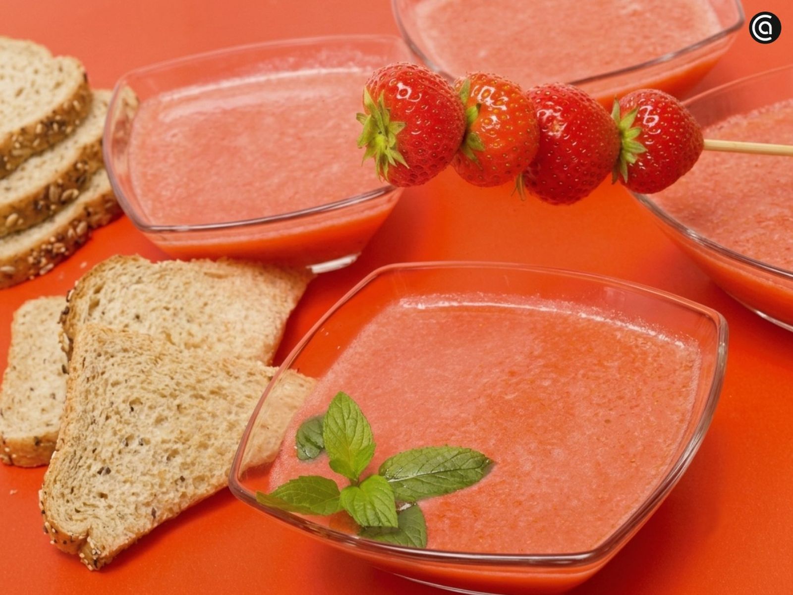 Gazpacho de fresas de Eva Arguiñano, receta fría para el verano