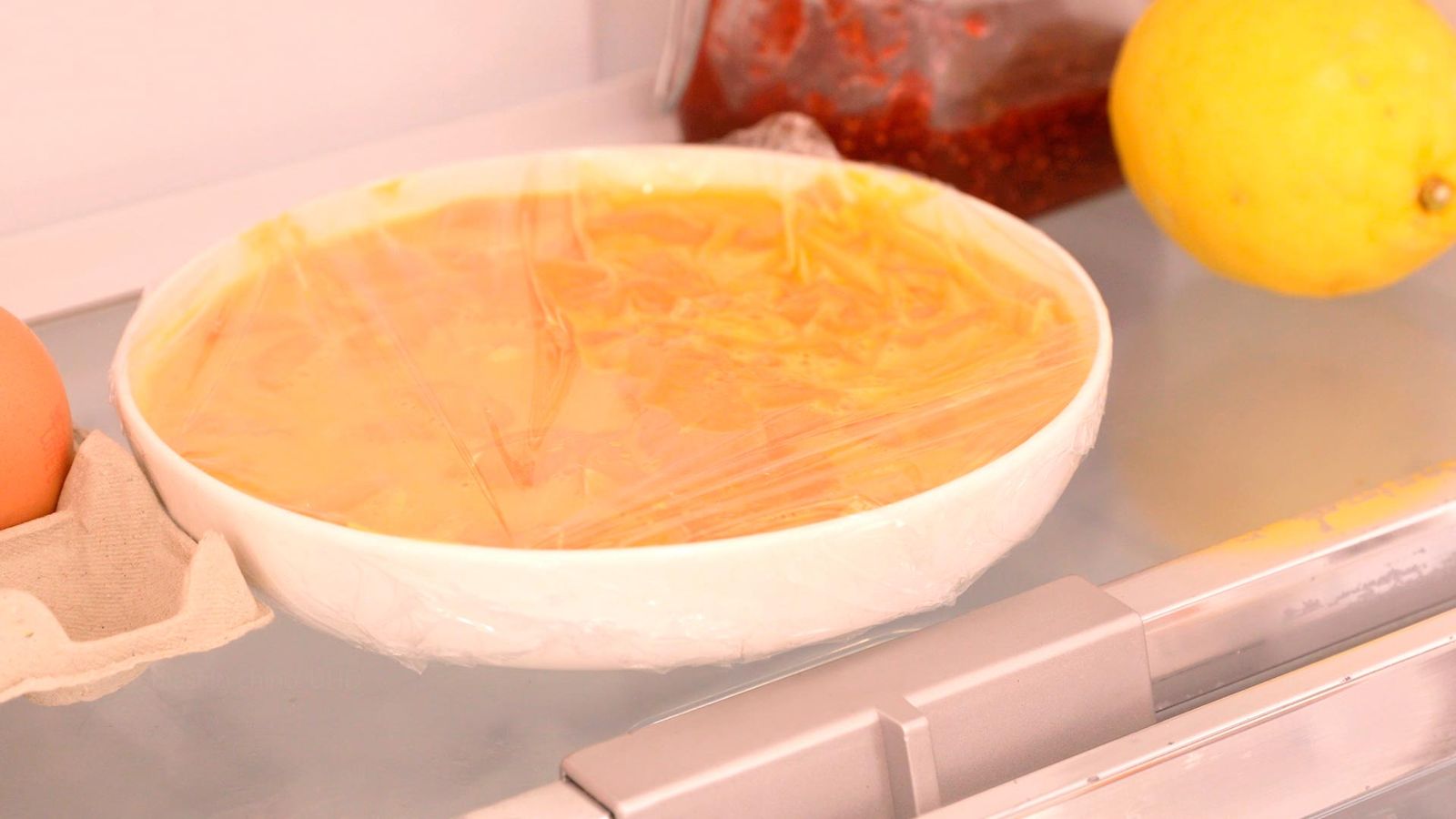 Déjalo reposar en el frigorífico tapado con papel film Pollo al limón estilo chino paso 3