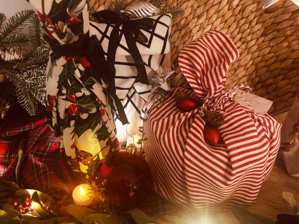 Regalos envueltos en tela furoshiki.