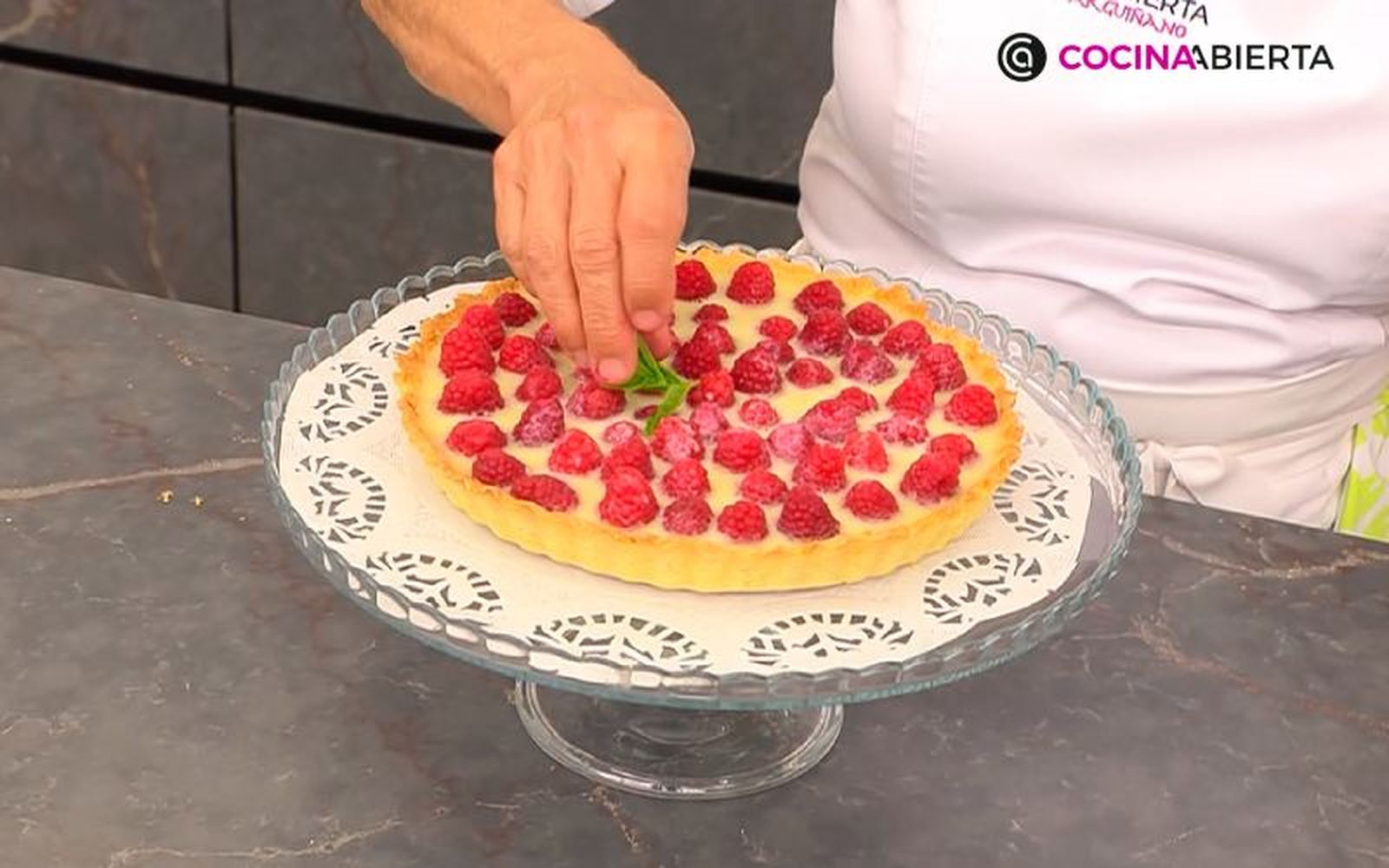 Retira la tarta del frigorífico y adorna con hojas de menta Retira la tarta del frigorífico y adorna con hojas de menta