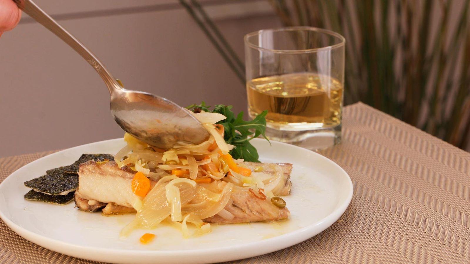 Sirve el pescado con el escabeche por encima Caballa o verdel en escabeche Paso 6