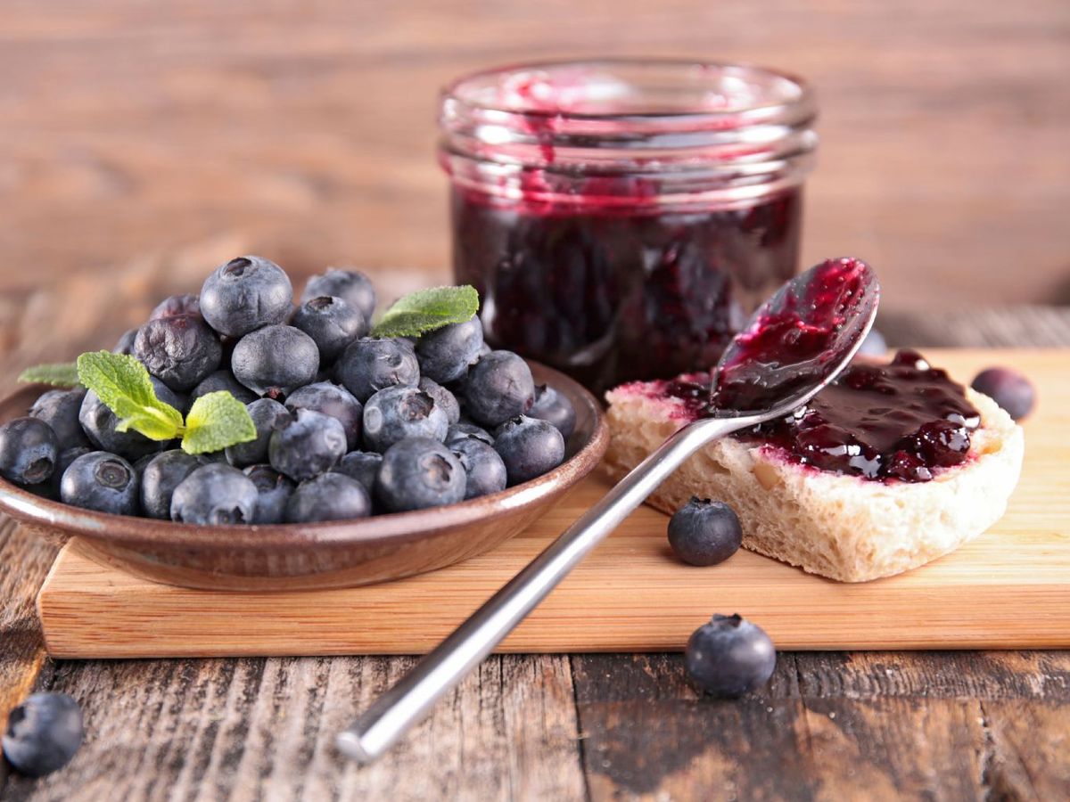 La mermelada de uva se prepara cociendo la pulpa con azúcar